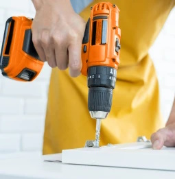 person closing a plastic container of sliced peppers